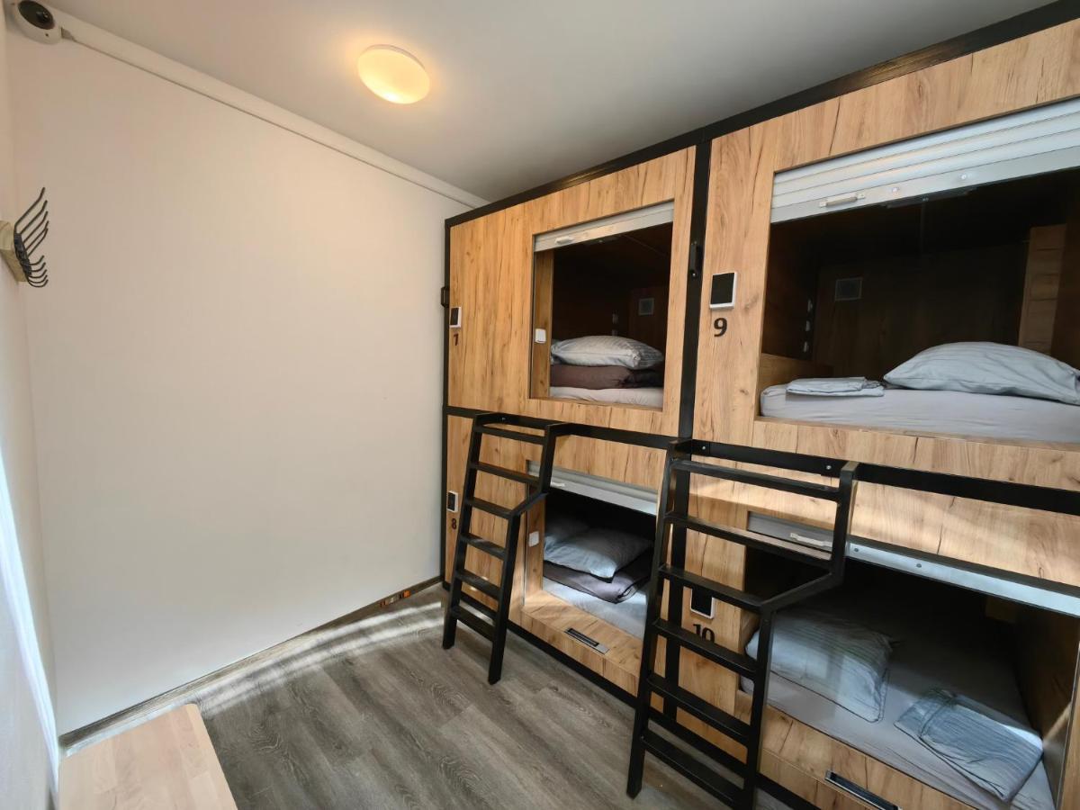 Capsule Hostel Erbenova Prag Eksteriør billede